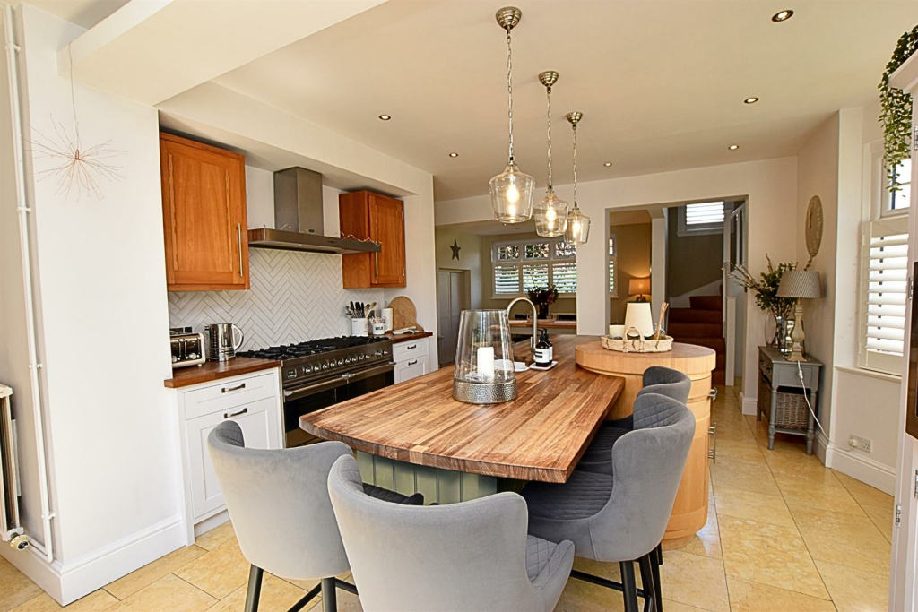 KITCHEN/BREAKFAST ROOM