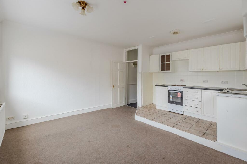 Kitchen / Lounge