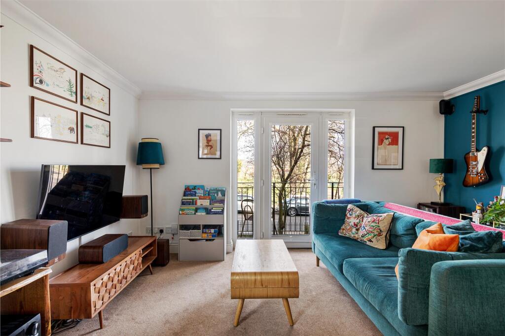 Churchfields, E18