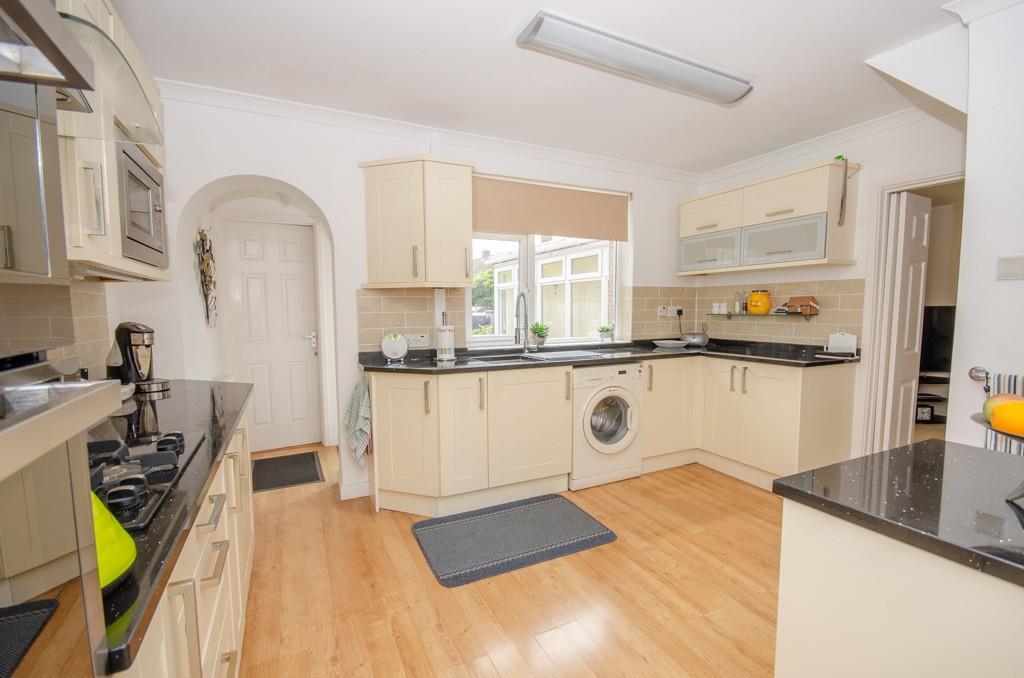 Kitchen pic 2.jpg