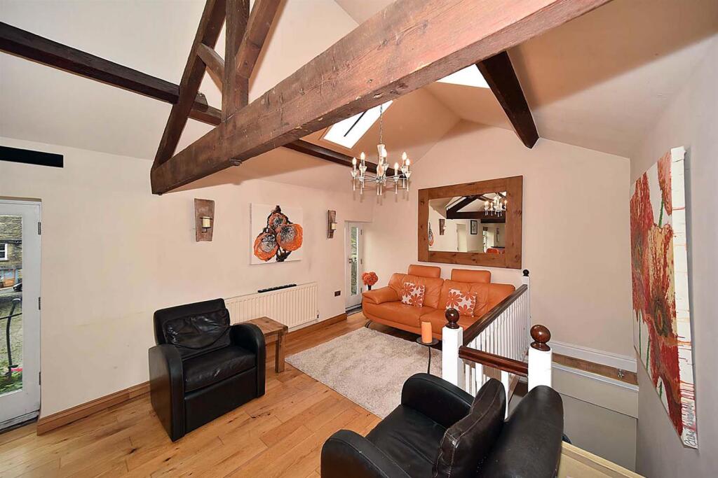 SUPERB LIVING ROOM/BREAKFAST KITCHEN