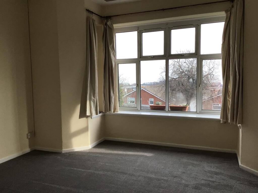 Flat 4, 8 Park Road - linving room.jpg