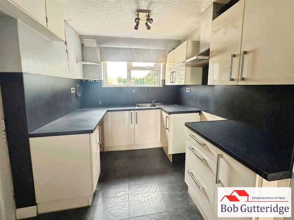 FITTED KITCHEN