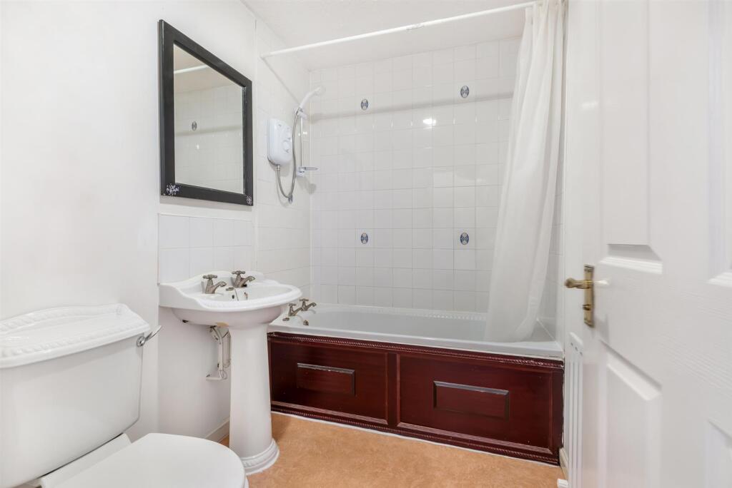 1R 4 Lawson Place (10).jpg