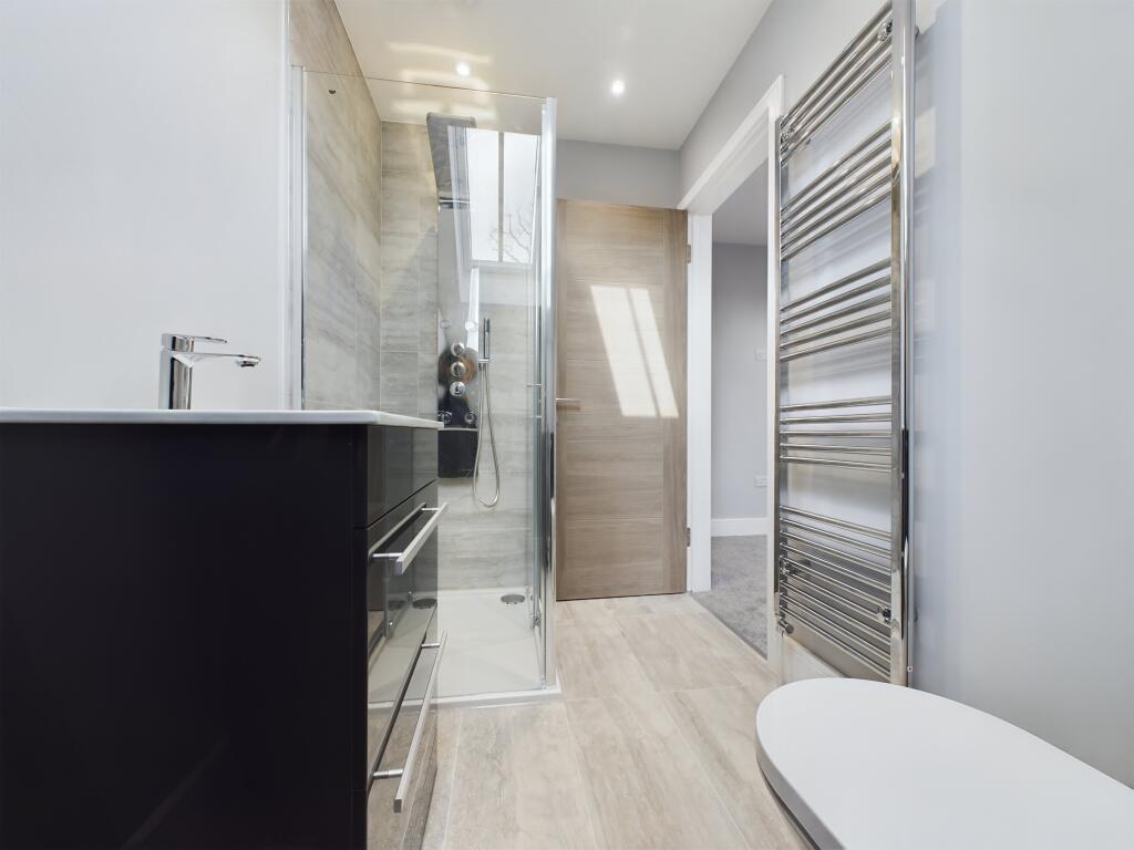 Master's En-suite 2