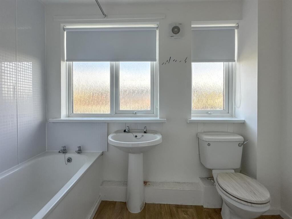 BATHROOM/WC