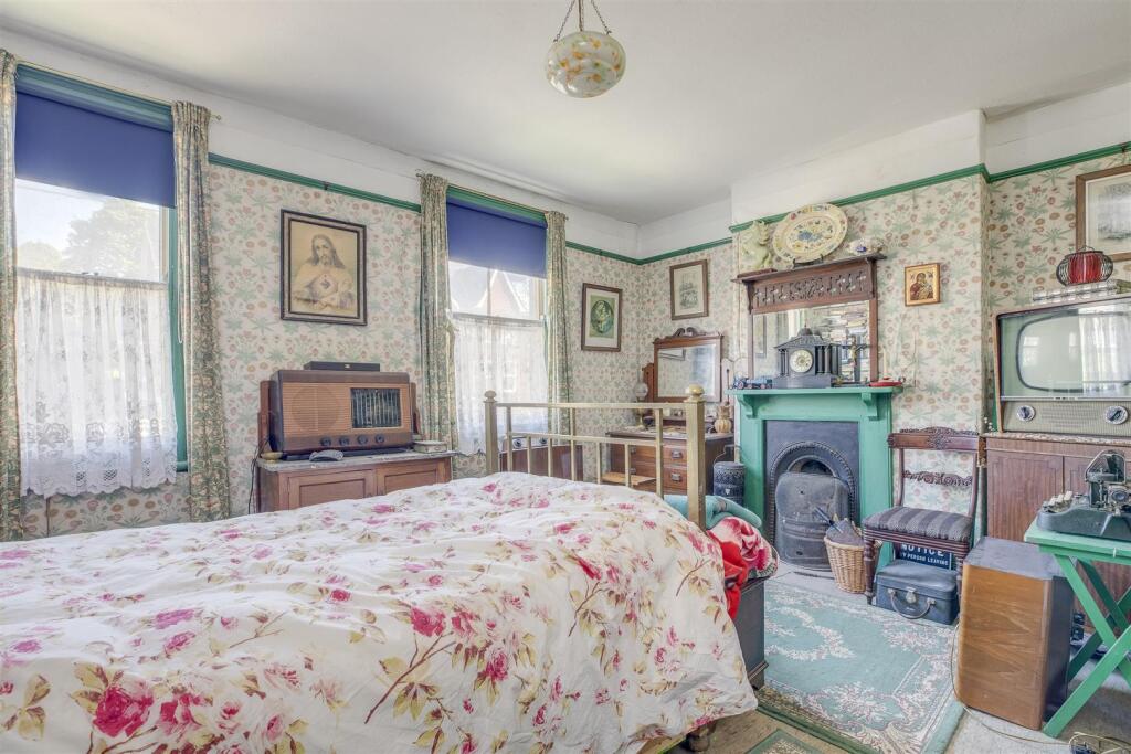 110 Totteridge Road, HP13 6EX-3.jpg