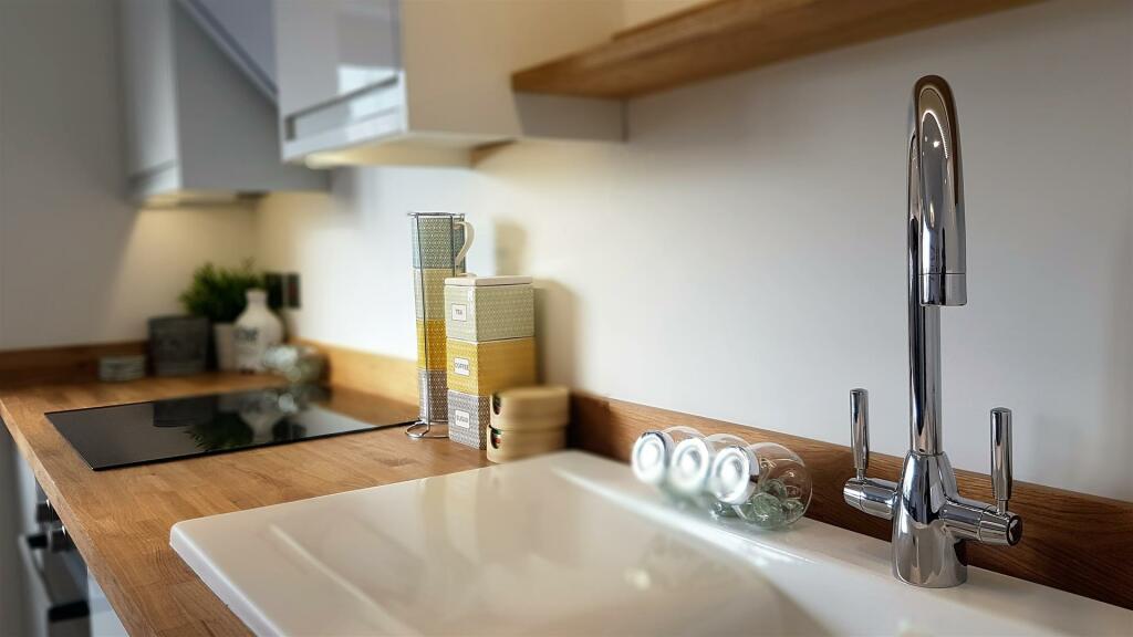 Flat 10, 10-12 Tolcarne Road Kitchen