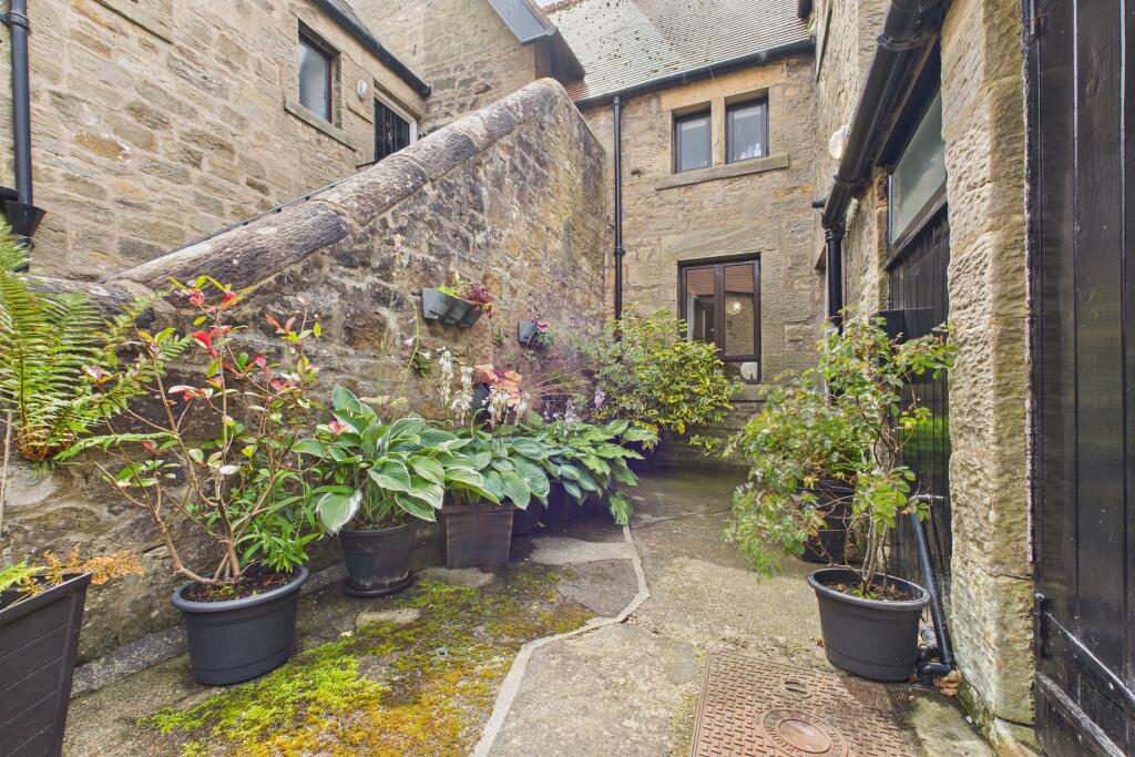 CAM04201G0-PR0099-STILL024