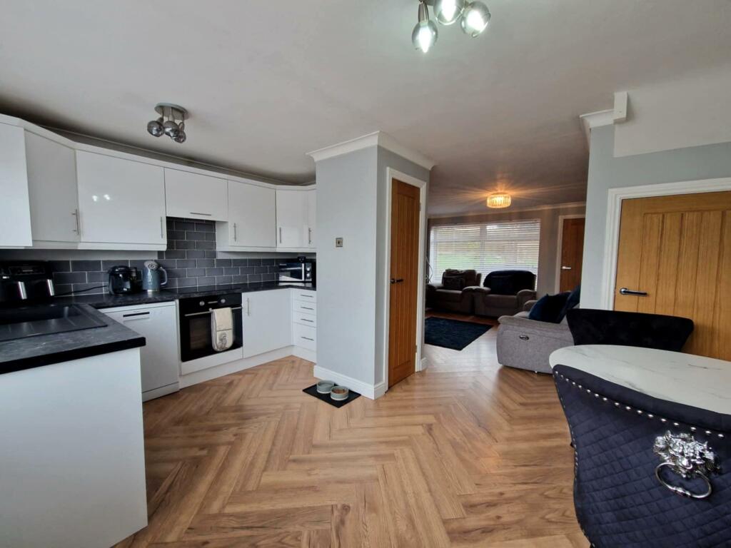 Kitchen/Dining area
