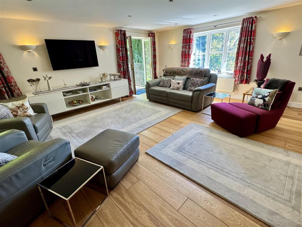 Open Plan Lounge/Dining Area