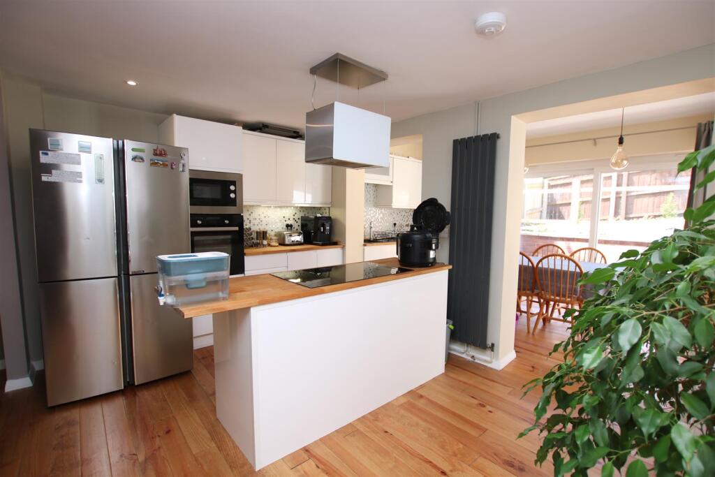 Kitchen 2.JPG