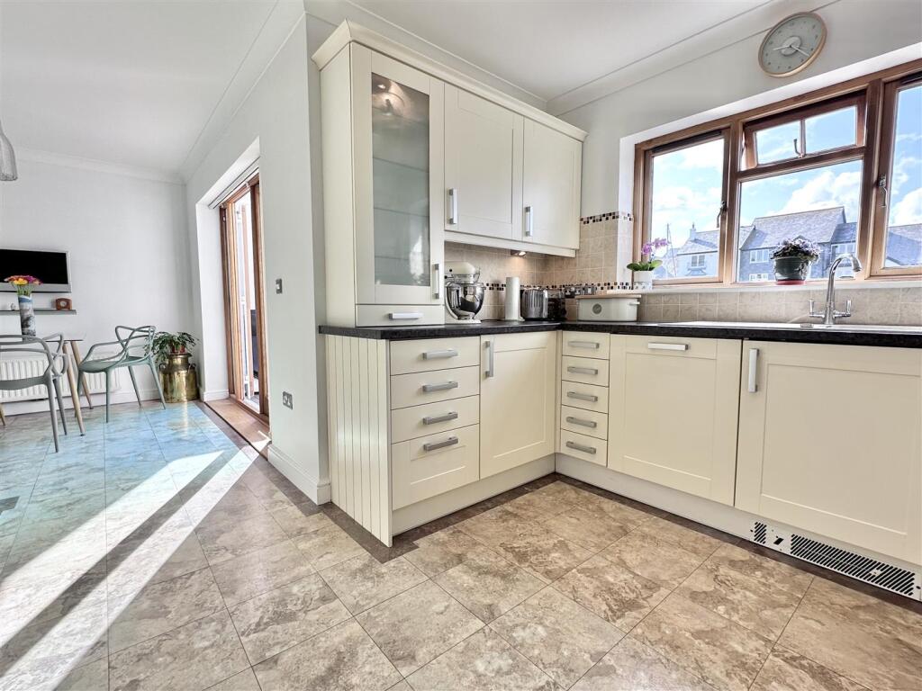 KITCHEN/BREAKFAST ROOM