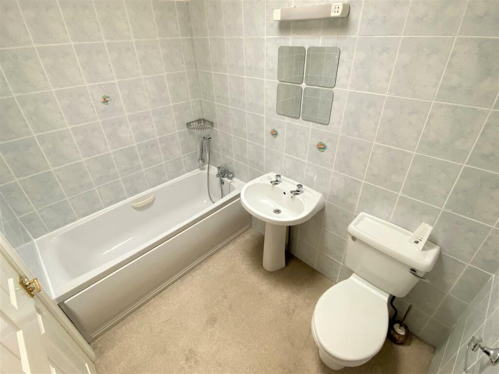 10 Pebble Court Bathroom