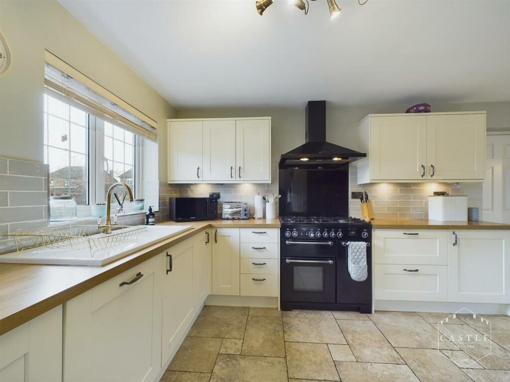OPEN PLAN LIVING KITCHEN - KITCHEN AREA