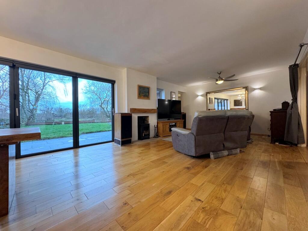 Lounge/Dining Room