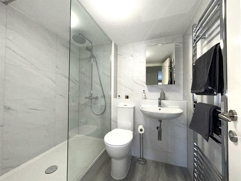 FAMILY SHOWER ROOM