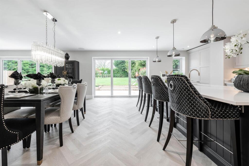 Kitchen/Dining area