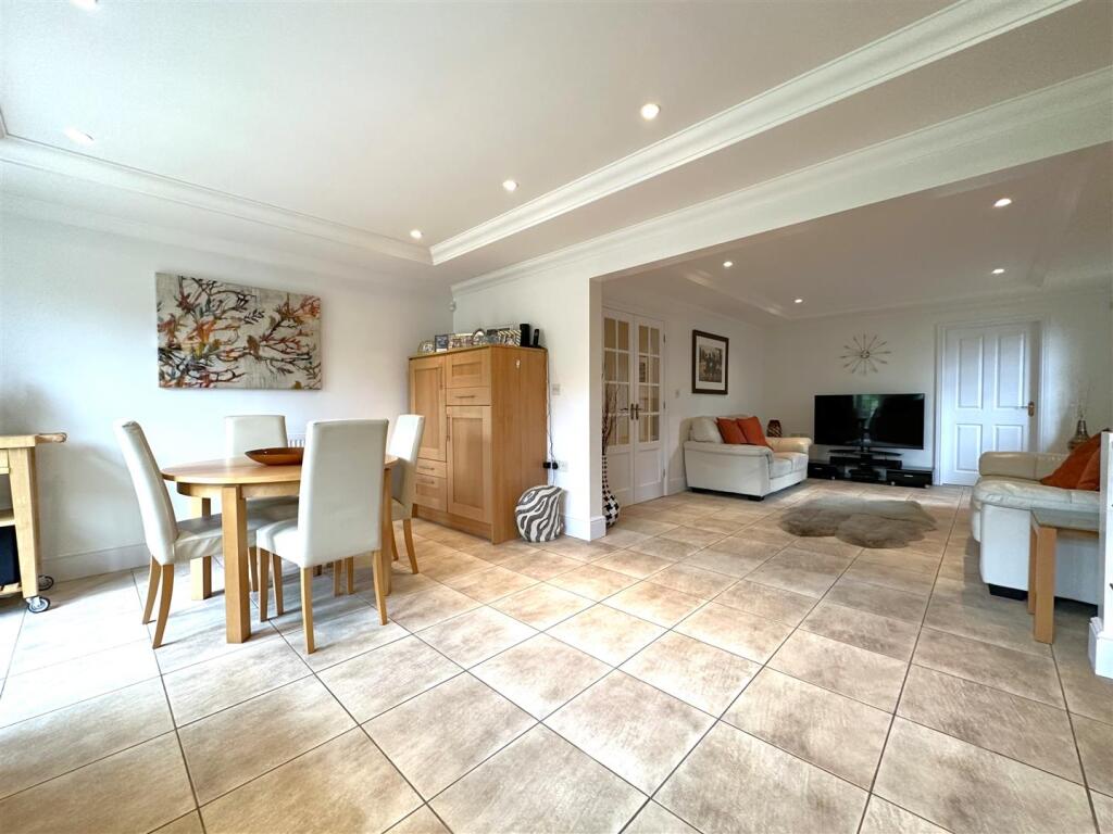 Open-Plan Living/Dining Space 323