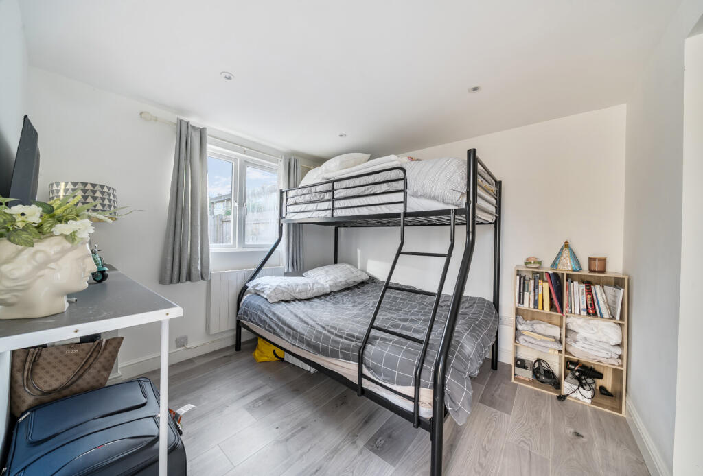 1373159-4-68ff506...