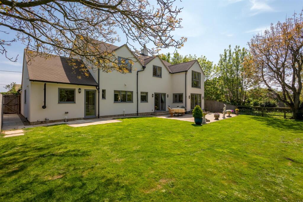 34 - The Bee Garden - GL7 5JF - Web.jpg