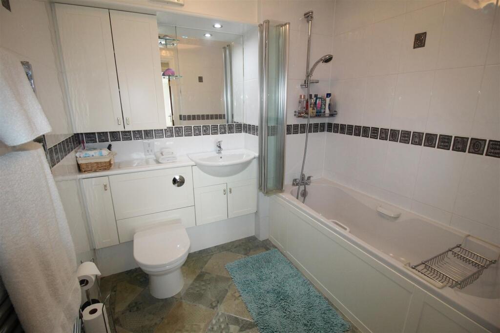 Gleneagles, 19, bathroomk.JPG