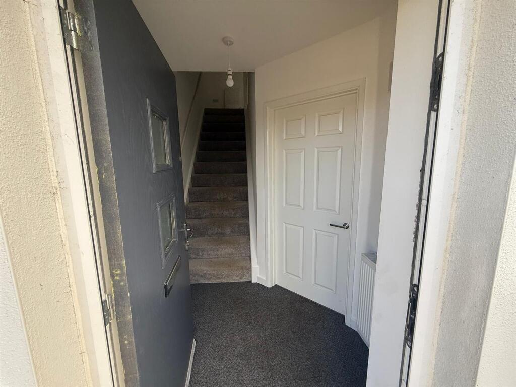 Entrabce Hallway 1.jpg