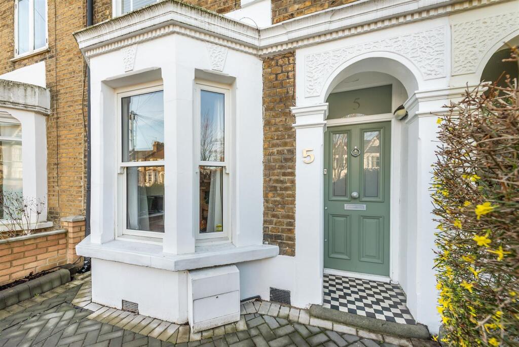 Lytton Road, E11