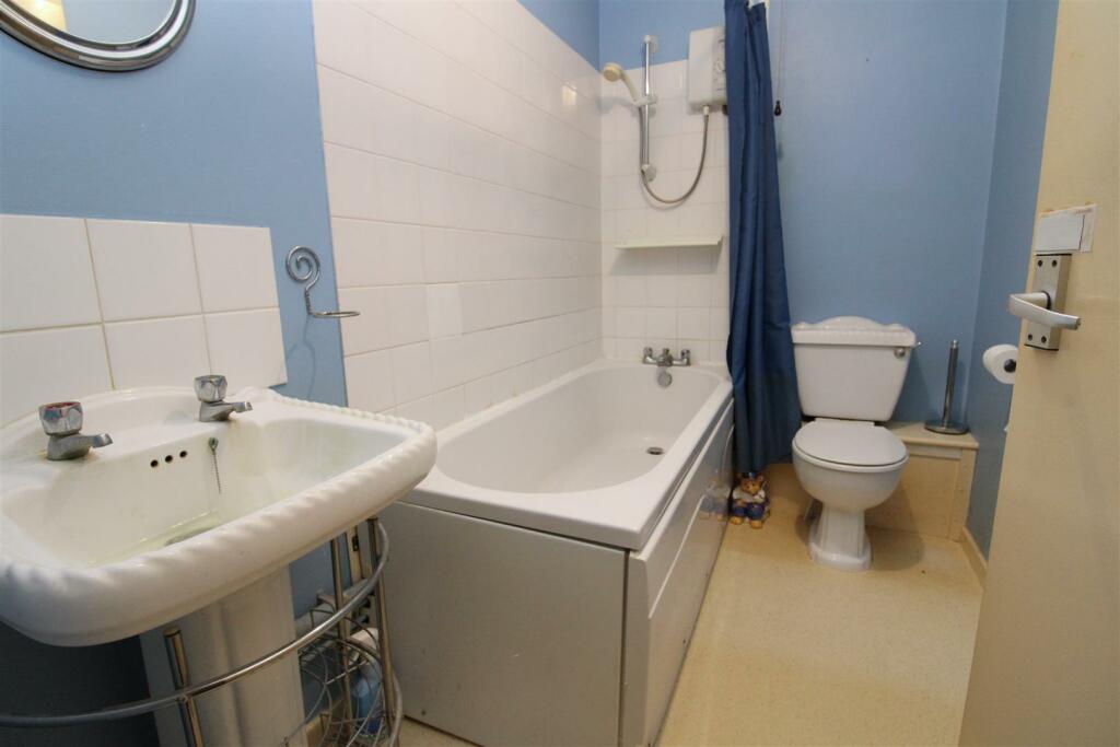 BATHROOM.JPG