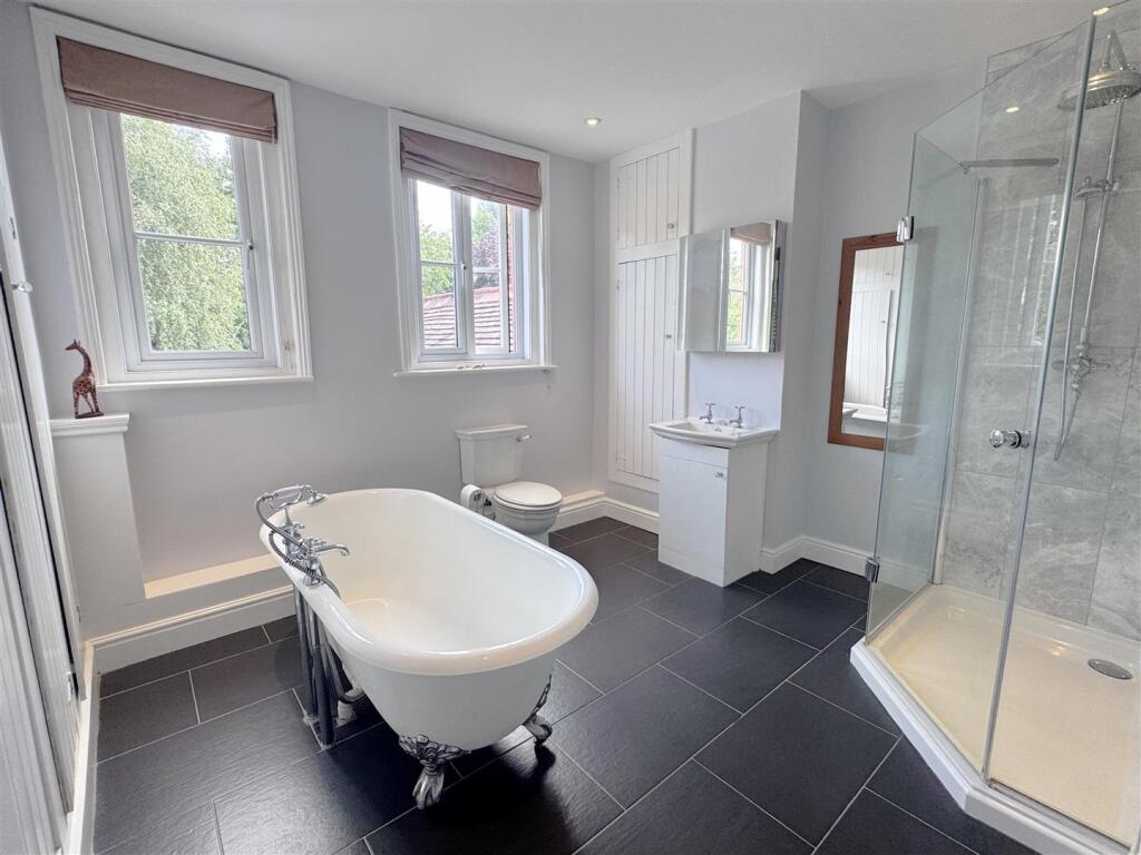 Bathroom 1.JPG