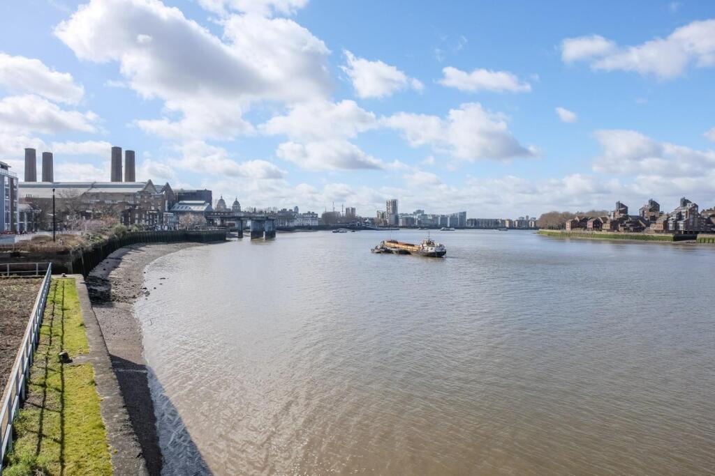Riverside View - 5 Mins Walk from Flat