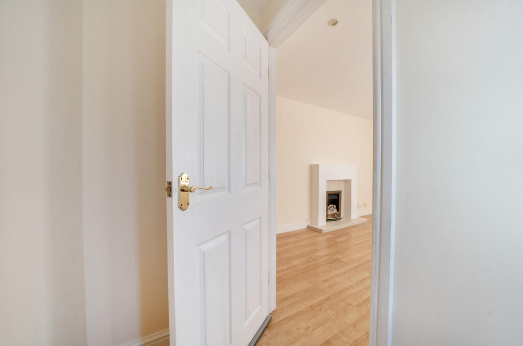 ENTRANCE HALLWAY THROUGH TO LIVING ROOM