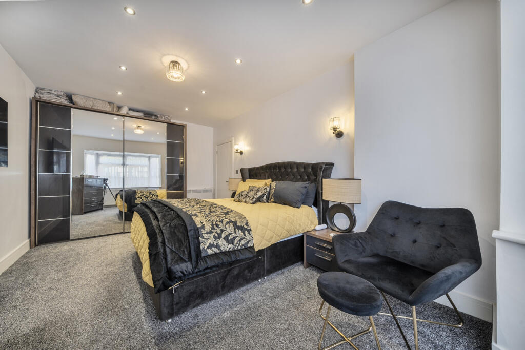 1305841-5-684c049...