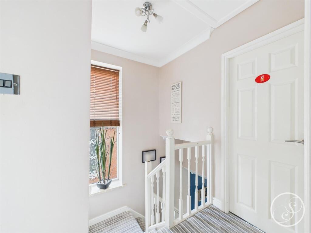 FIRST FLOOR LANDING