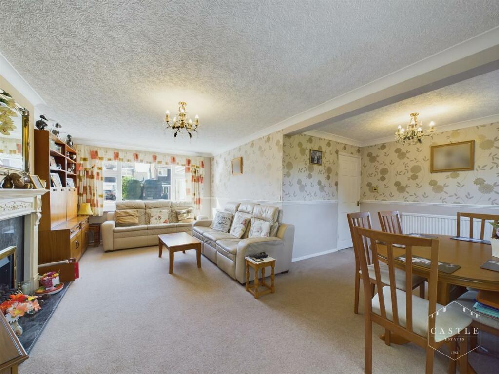 L SHAPED LOUNGE/DINING ROOM