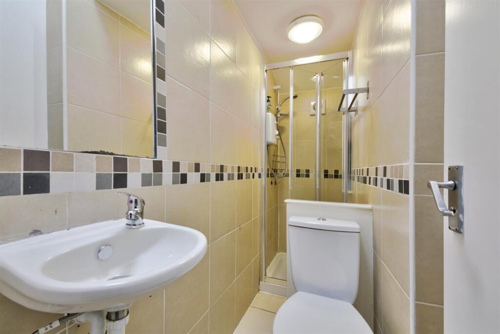 102a Tooting High Street bathroom 1.jpg