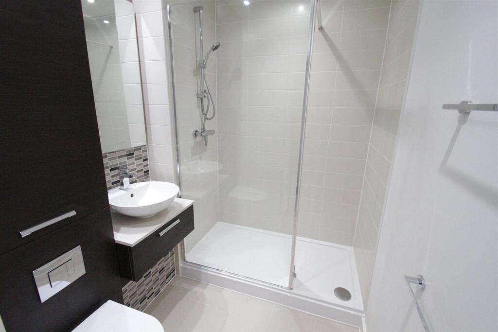 EN SUITE SHOWER ROOM