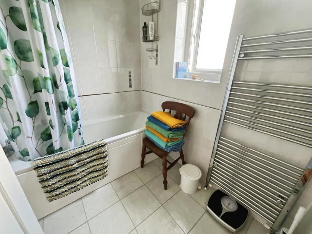 4b09b893-bathroom.jpg