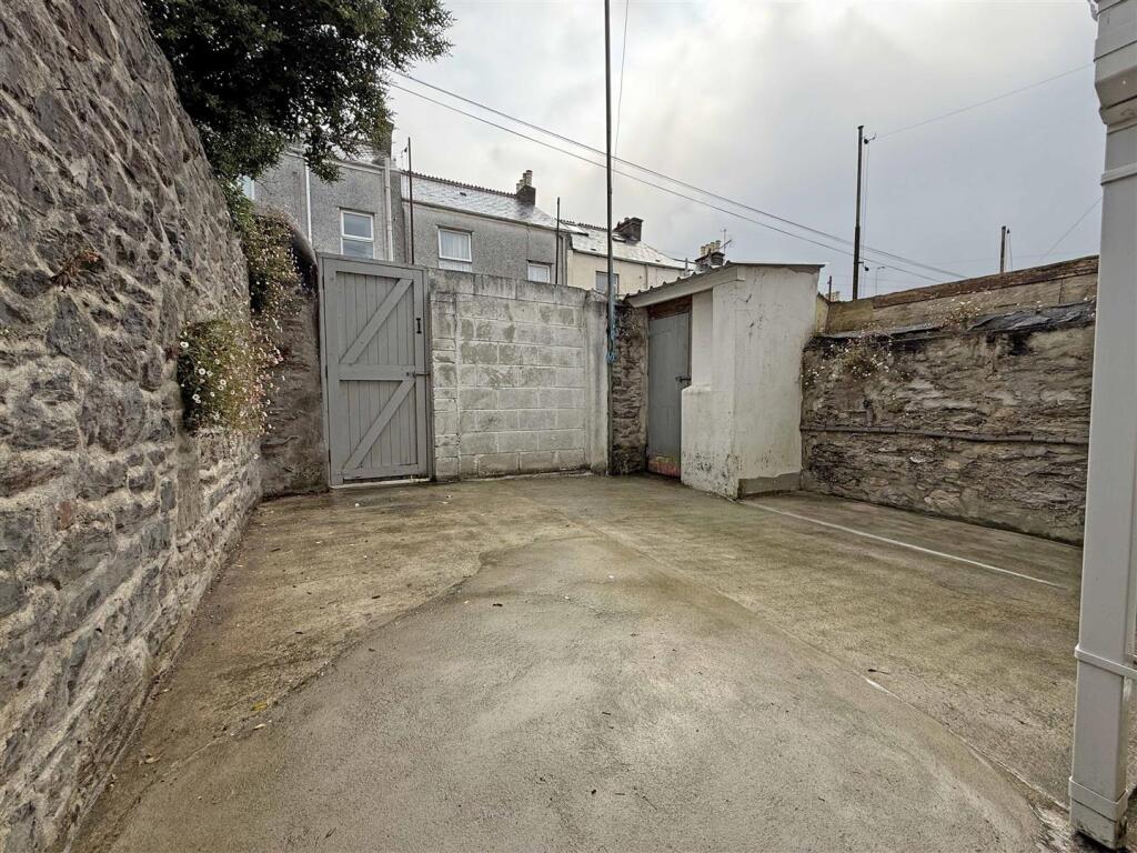 Craven Avenue 24 - Courtyard.jpg