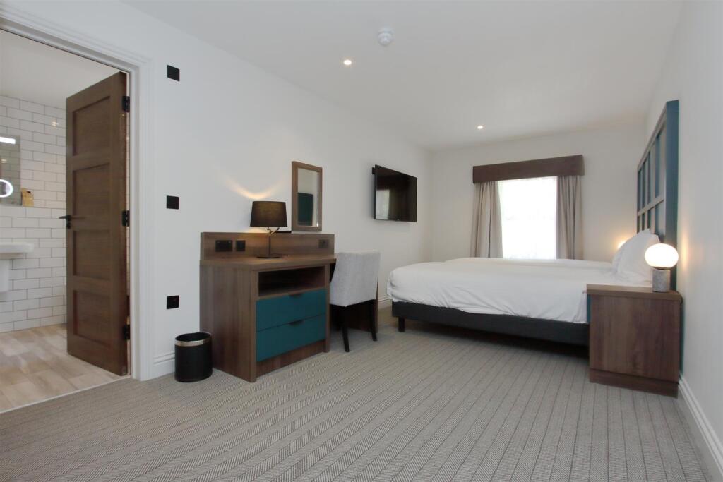 white hart old spitfire ph3.JPG