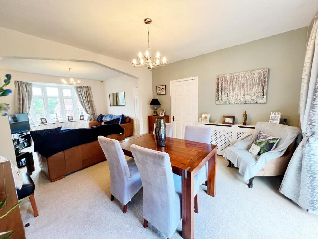 Dining Room pic 3.jpg