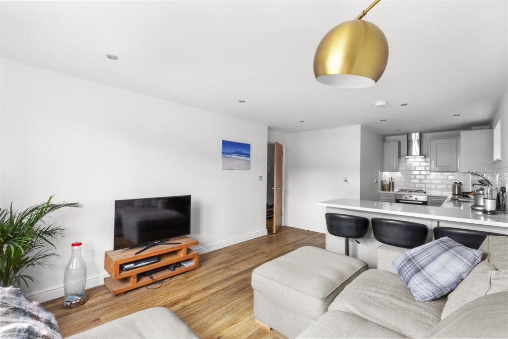 Flat 2, 77 London Road, HP11 1BN-5.jpg
