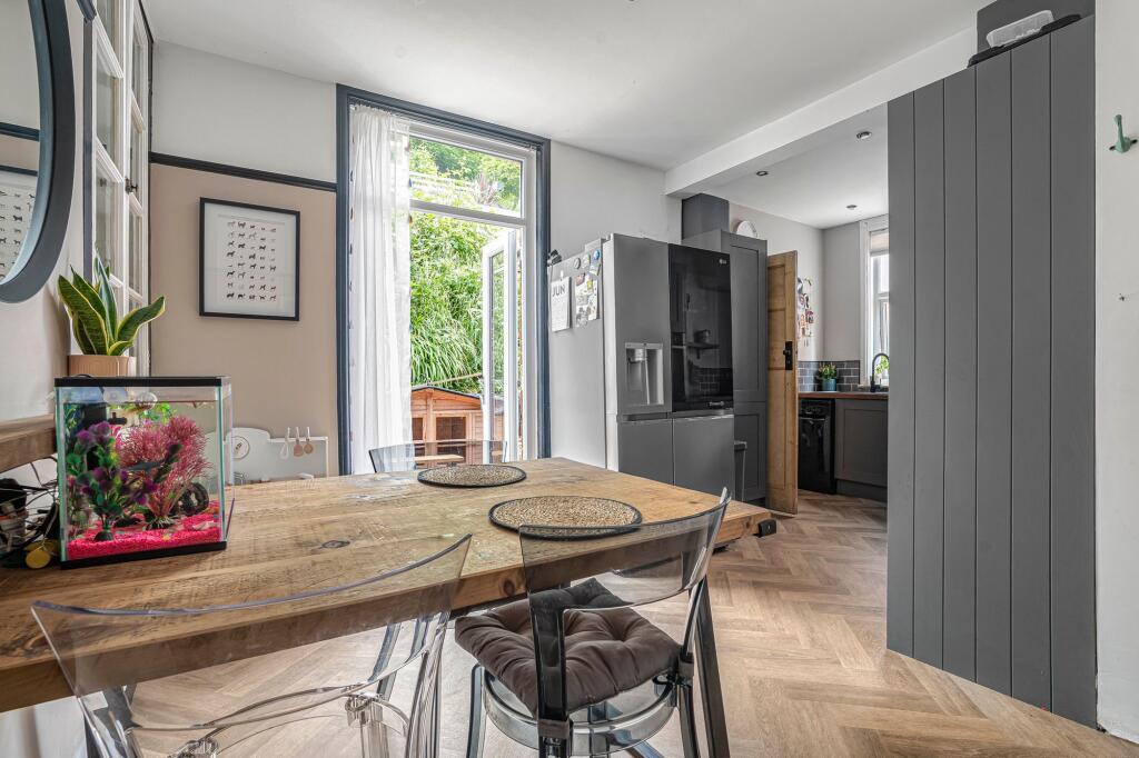 Dining room into kitchen