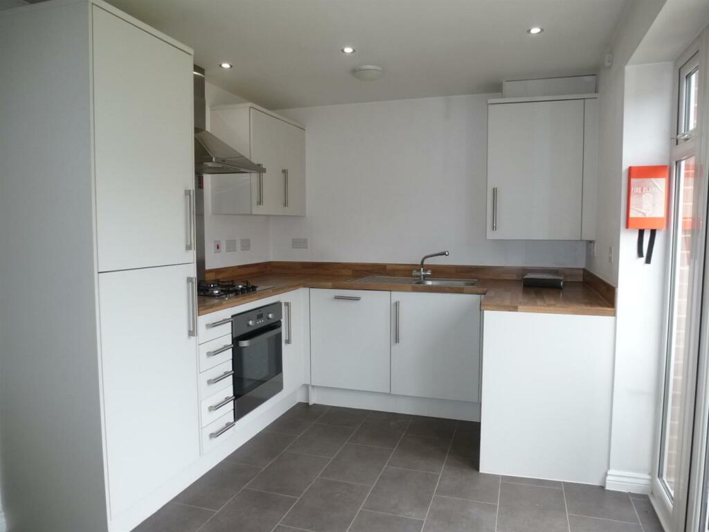 Kitchen - 15 Edmonton Way.JPG