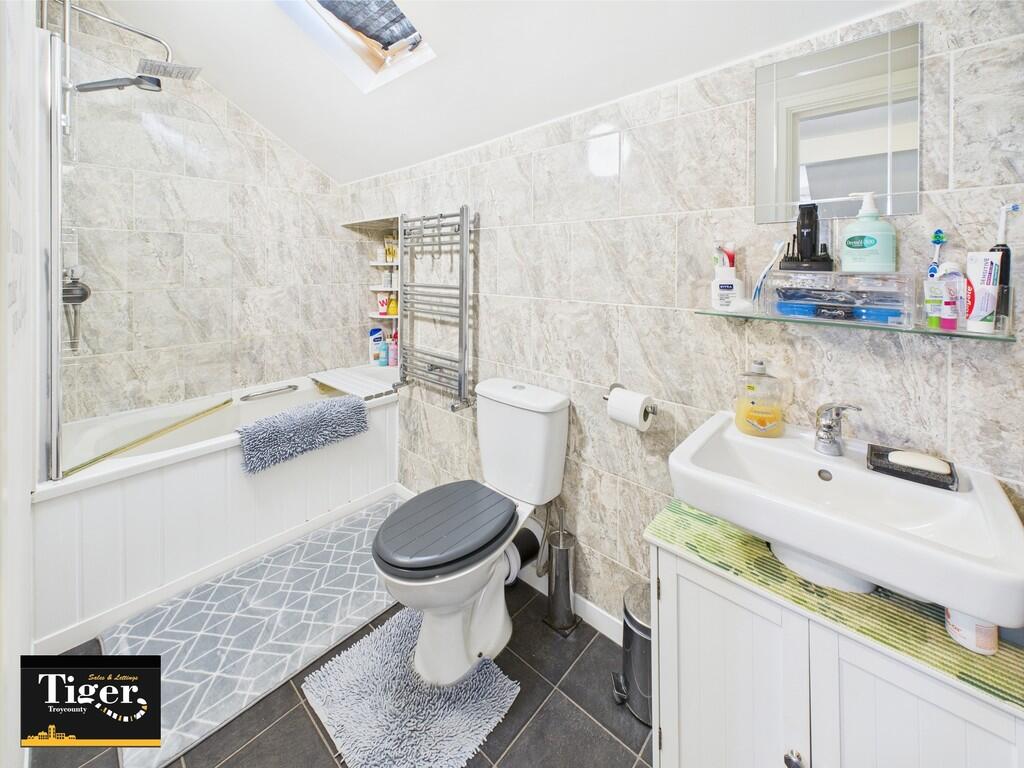 CAM02176G0-PR0582...