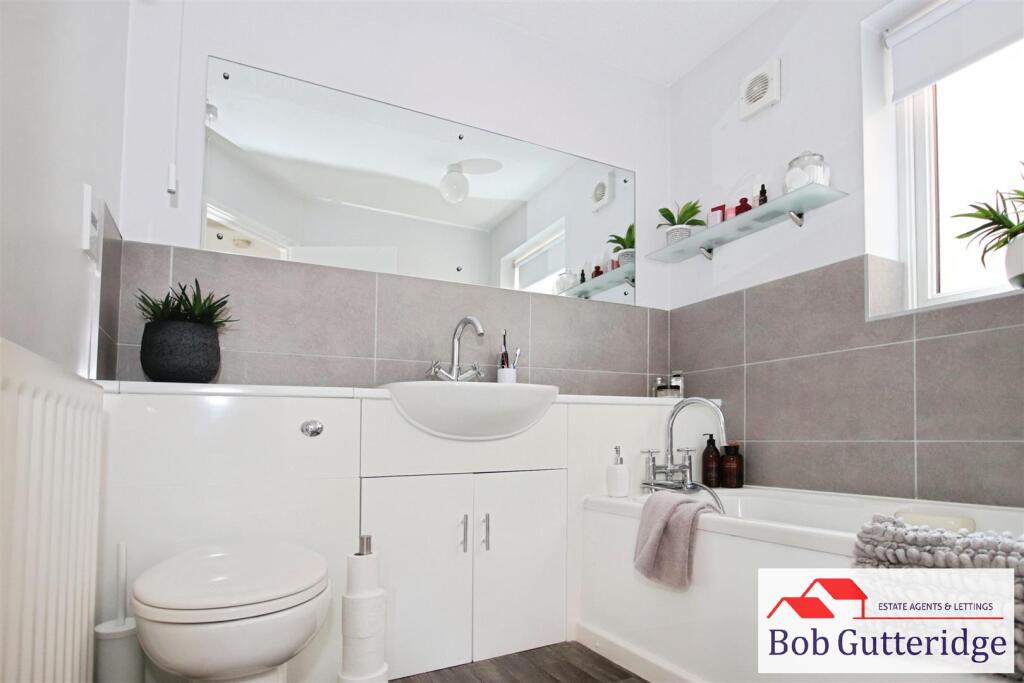 FIRST FLOOR BATHROOM