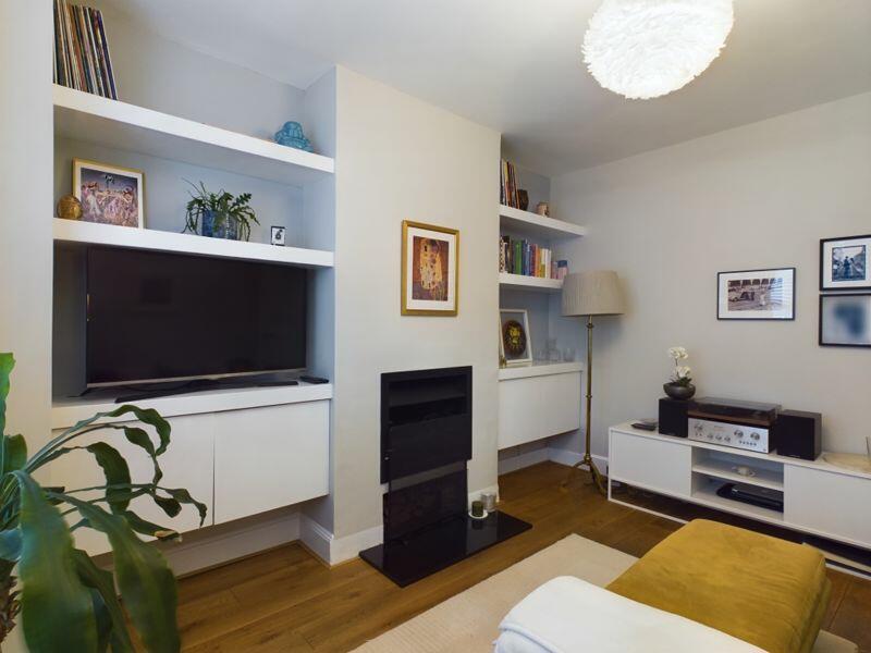 Sitting room other way 