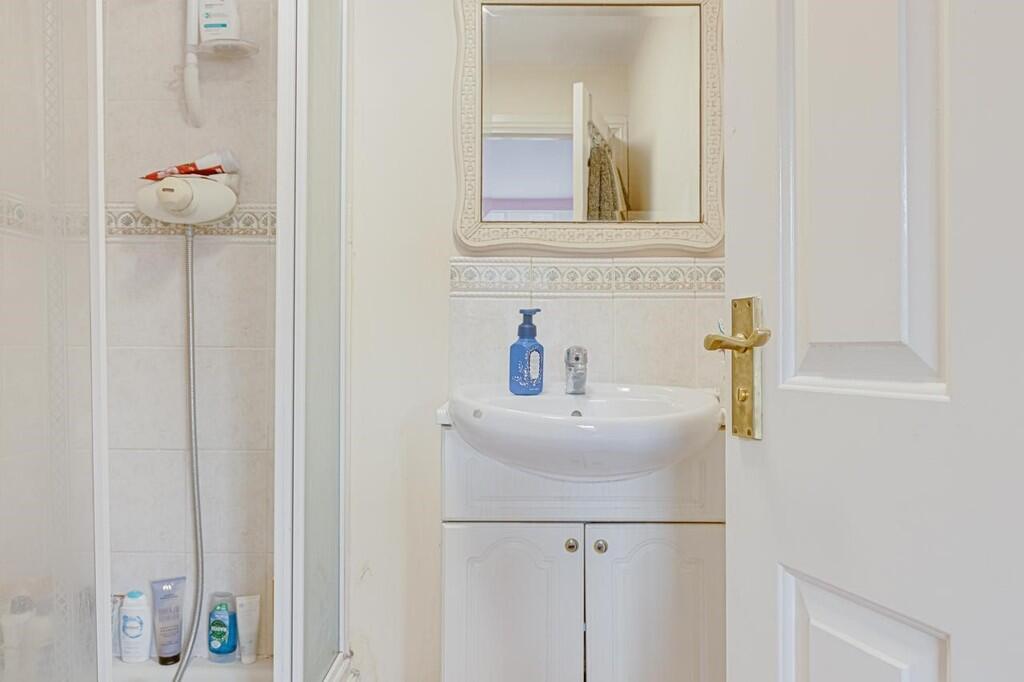 ensuite shower ro...