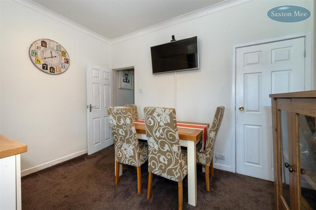 carr rd - dining room 8930.jpg