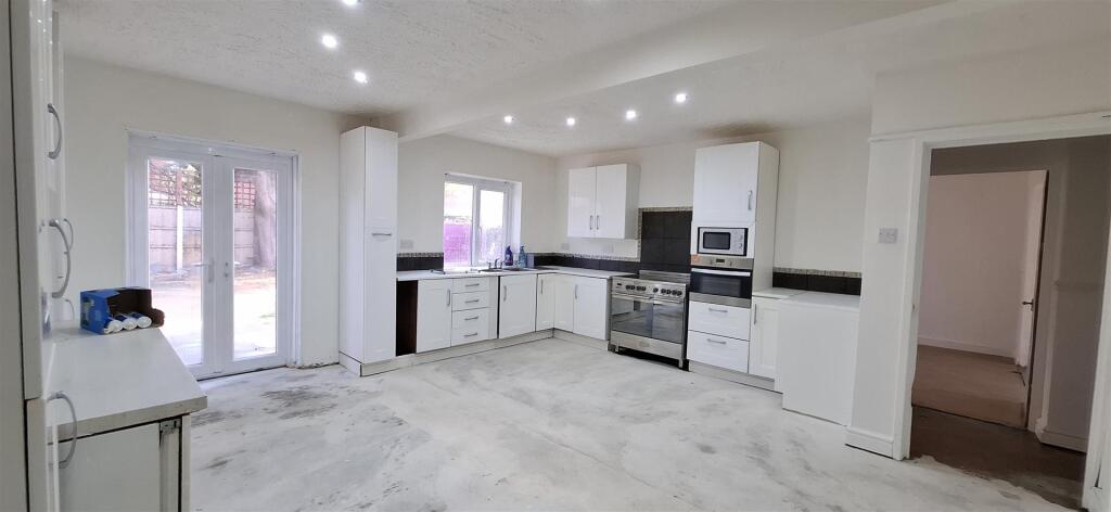 KITCHEN/BREAKFAST ROOM